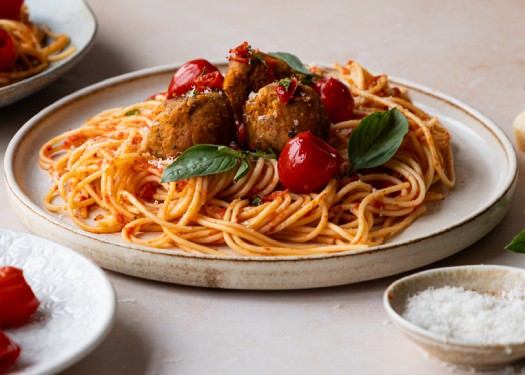 Red piquanté pepper chickpea meatballs