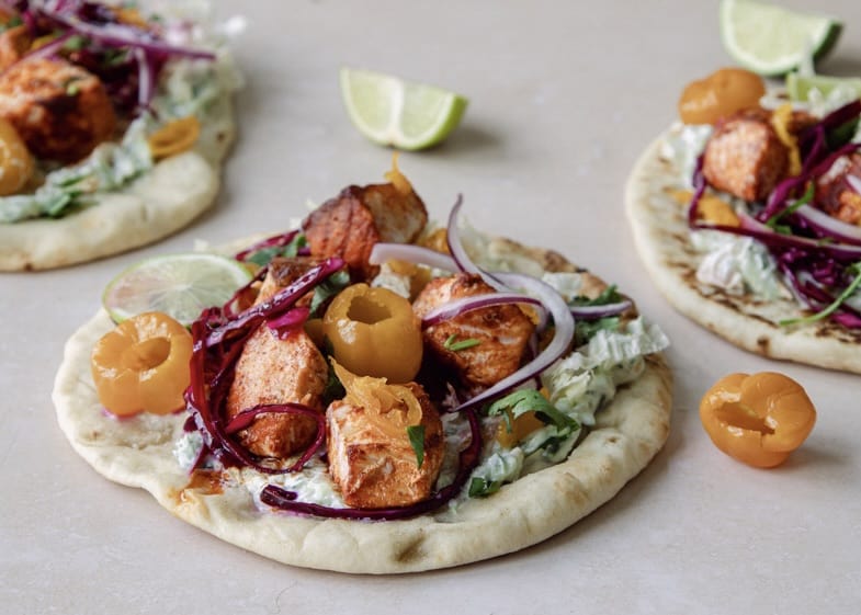 spiced salmon flatbread 525x375